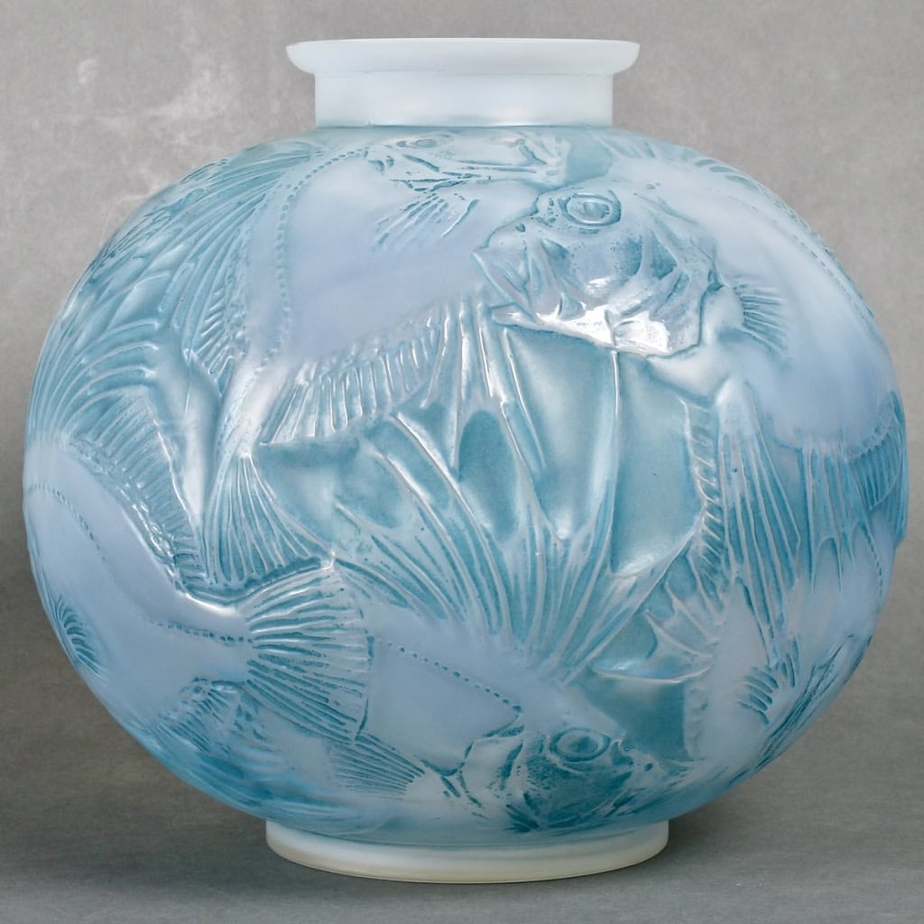 Vase « Poissons » verre opalescent multi-couche patiné bleu de René LALIQUE | Biron Vase "Poissons" verre opalescent multi-couche patiné bleu de René LALIQUE
