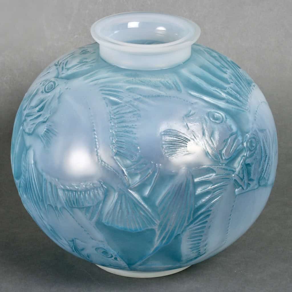 Vase « Poissons » verre opalescent multi-couche patiné bleu de René LALIQUE | Biron Vase "Poissons" verre opalescent multi-couche patiné bleu de René LALIQUE