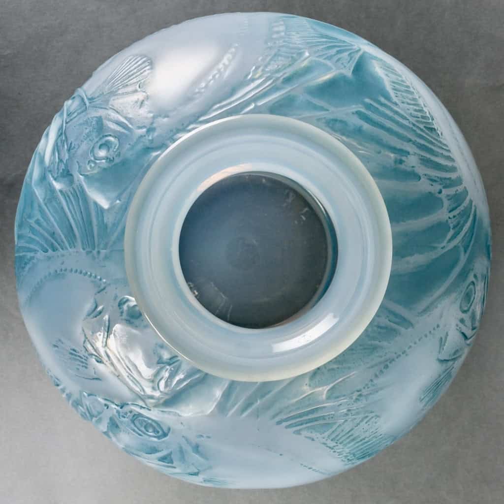 Vase « Poissons » verre opalescent multi-couche patiné bleu de René LALIQUE | Biron Vase "Poissons" verre opalescent multi-couche patiné bleu de René LALIQUE