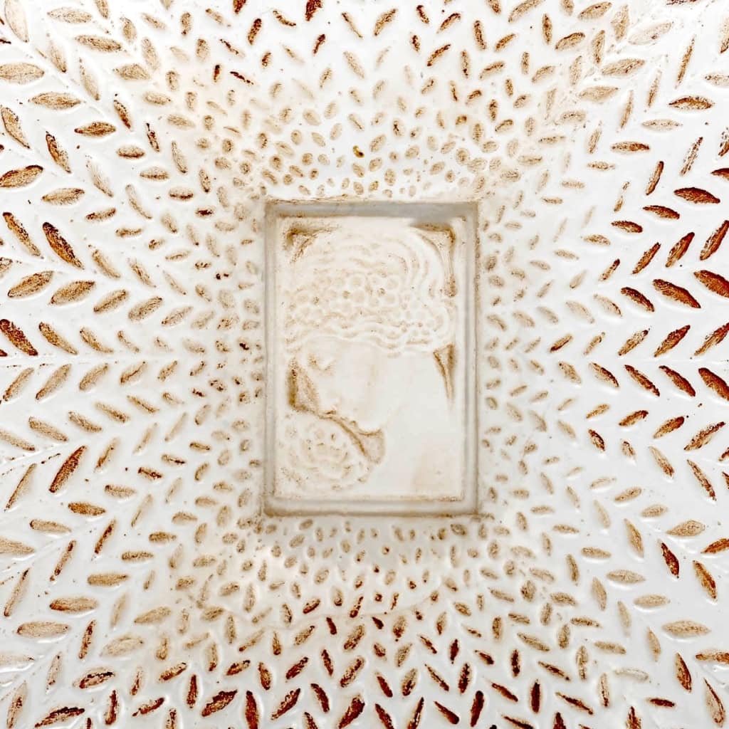 Flacon « La Belle Saison » verre blanc patiné sépia de René LALIQUE | Biron Flacon "La Belle Saison" verre blanc patiné sépia de René LALIQUE