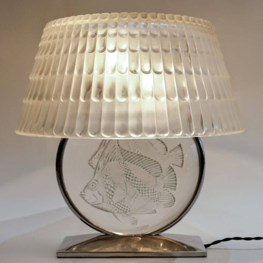 Lampe « Poissons » verre blanc patiné bleu de René LALIQUE | Biron Lampe "Poissons" verre blanc patiné bleu de René LALIQUE