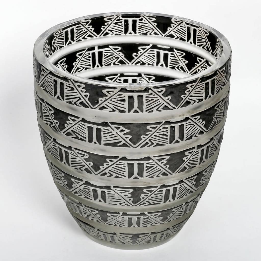 Vase « Lagamar » verre blanc émaillé noir d’origine à chaud de René LALIQUE | Biron Vase "Lagamar" verre blanc émaillé noir d'origine à chaud de René LALIQUE