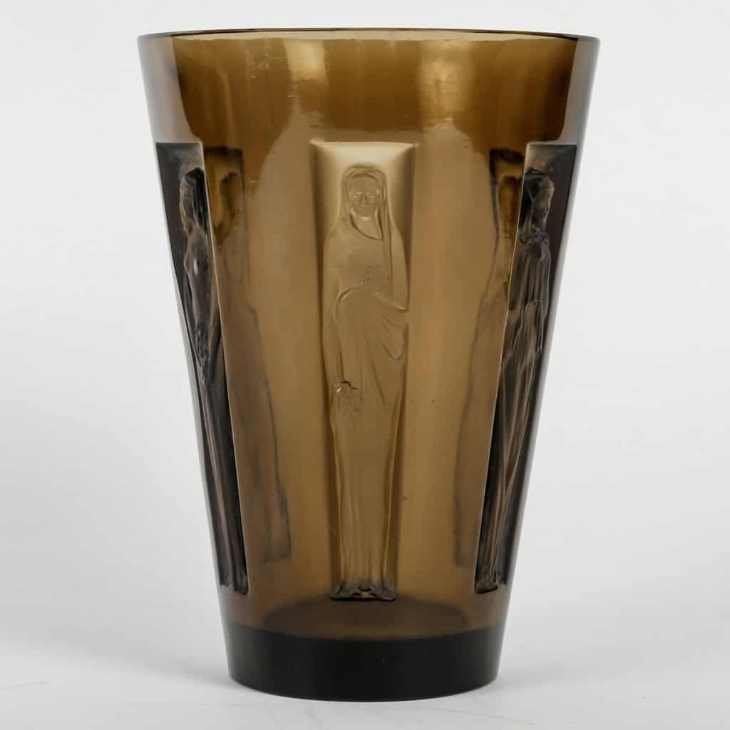 Vase « Gobelet Six Figurines » verre topaze fumé de René LALIQUE | Biron Vase "Gobelet Six Figurines" verre topaze fumé de René LALIQUE