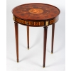 Table ronde ouvrant par un tiroir en marqueterie de bois précieux. Plateau finement marqueté d’une scène d’après l’Antique | Biron ||||||||