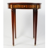 Table ronde ouvrant par un tiroir en marqueterie de bois précieux. Plateau finement marqueté d’une scène d’après l’Antique | Biron Table ronde ouvrant par un tiroir en marqueterie de bois précieux. Plateau finement marqueté d'une scène d'après l'Antique