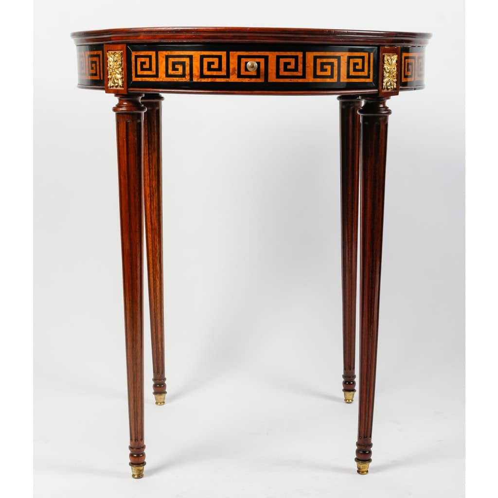 Table ronde ouvrant par un tiroir en marqueterie de bois précieux. Plateau finement marqueté d’une scène d’après l’Antique | Biron Table ronde ouvrant par un tiroir en marqueterie de bois précieux. Plateau finement marqueté d'une scène d'après l'Antique