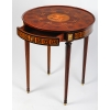 Table ronde ouvrant par un tiroir en marqueterie de bois précieux. Plateau finement marqueté d’une scène d’après l’Antique | Biron Table ronde ouvrant par un tiroir en marqueterie de bois précieux. Plateau finement marqueté d'une scène d'après l'Antique