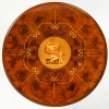 Table ronde ouvrant par un tiroir en marqueterie de bois précieux. Plateau finement marqueté d’une scène d’après l’Antique | Biron Table ronde ouvrant par un tiroir en marqueterie de bois précieux. Plateau finement marqueté d'une scène d'après l'Antique