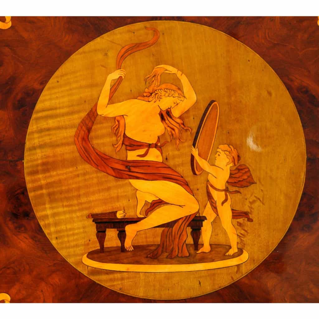 Table ronde ouvrant par un tiroir en marqueterie de bois précieux. Plateau finement marqueté d’une scène d’après l’Antique | Biron Table ronde ouvrant par un tiroir en marqueterie de bois précieux. Plateau finement marqueté d'une scène d'après l'Antique