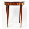 Table ronde ouvrant par un tiroir en marqueterie de bois précieux. Plateau finement marqueté d’une scène d’après l’Antique | Biron Table ronde ouvrant par un tiroir en marqueterie de bois précieux. Plateau finement marqueté d'une scène d'après l'Antique