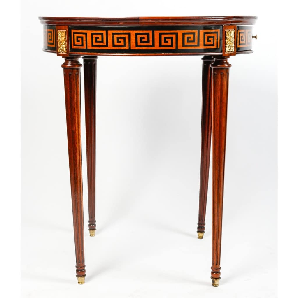 Table ronde ouvrant par un tiroir en marqueterie de bois précieux. Plateau finement marqueté d’une scène d’après l’Antique | Biron Table ronde ouvrant par un tiroir en marqueterie de bois précieux. Plateau finement marqueté d'une scène d'après l'Antique