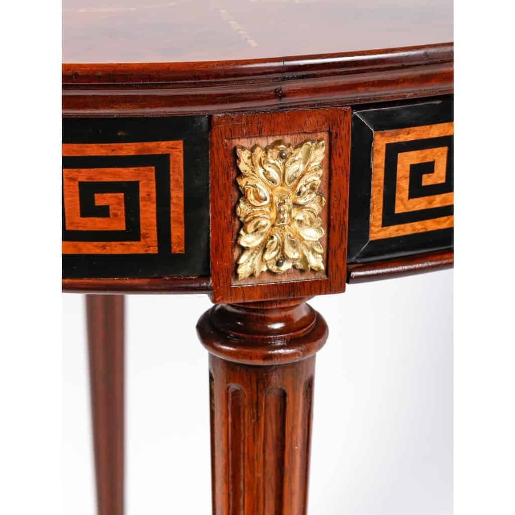 Table ronde ouvrant par un tiroir en marqueterie de bois précieux. Plateau finement marqueté d’une scène d’après l’Antique | Biron Table ronde ouvrant par un tiroir en marqueterie de bois précieux. Plateau finement marqueté d'une scène d'après l'Antique