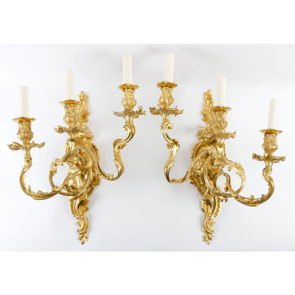 Importante paire d’appliques en bronze doré, finement ciselé, style Louis XV Rocaille, circa 1880 | Biron ||||||||||