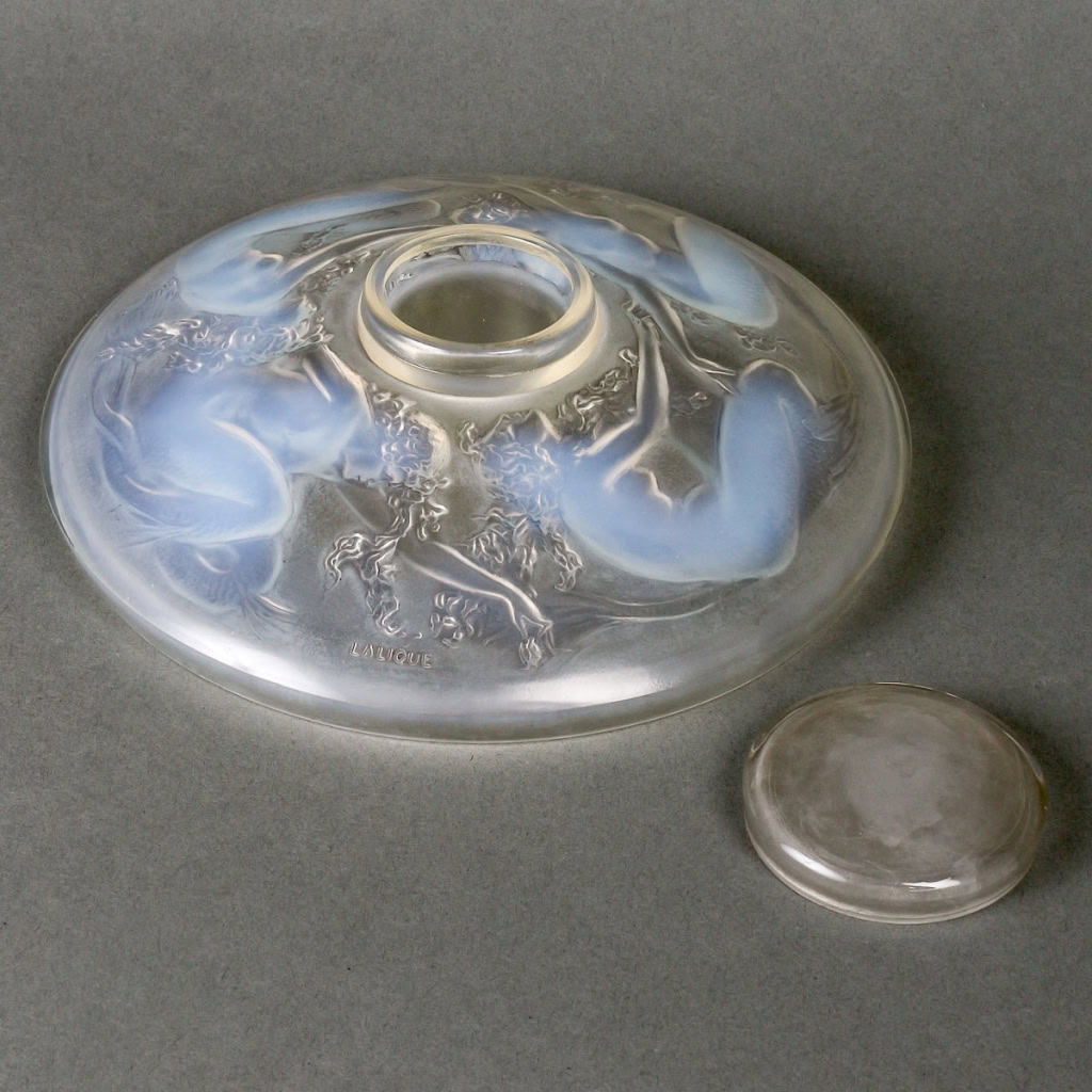 Encrier « Quatre Sirènes » verre opalescent patiné gris de René LALIQUE | Biron Encrier "Quatre Sirènes" verre opalescent patiné gris de René LALIQUE