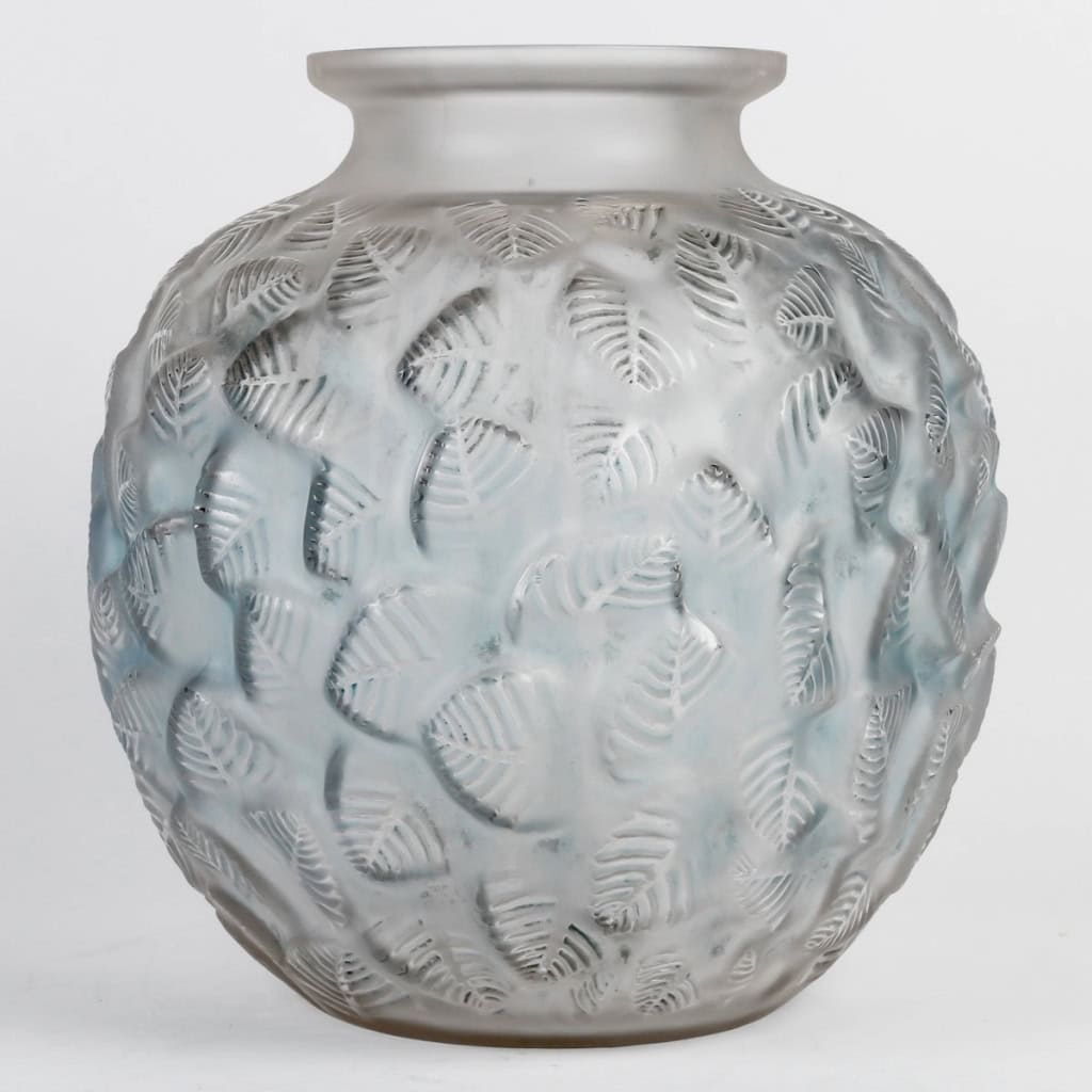 Vase « Charmille » verre blanc patiné bleu de René LALIQUE | Biron Vase "Charmille" verre blanc patiné bleu de René LALIQUE