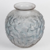 Vase « Charmille » verre blanc patiné bleu de René LALIQUE | Biron Vase "Charmille" verre blanc patiné bleu de René LALIQUE