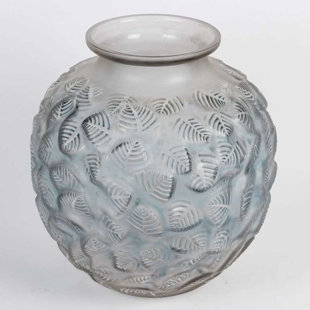 Vase « Charmille » verre blanc patiné bleu de René LALIQUE | Biron Vase "Charmille" verre blanc patiné bleu de René LALIQUE