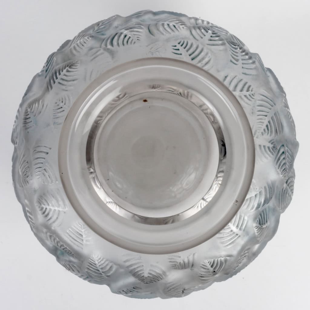 Vase « Charmille » verre blanc patiné bleu de René LALIQUE | Biron Vase "Charmille" verre blanc patiné bleu de René LALIQUE