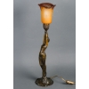 Lampe en bronze patiné représentant une femme retenant une tulipe en pâte de verre. Époque Art Nouveau vers 1900. Signée Firmin Bate | Biron ||||||||||