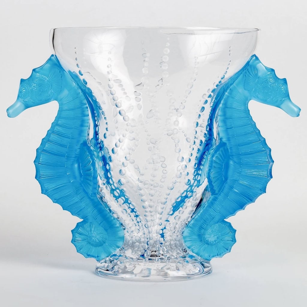 Vase « Poséidon » en cristal blanc et bleu électrique de LALIQUE FRANCE | Biron Vase "Poséidon" en cristal blanc et bleu électrique de LALIQUE FRANCE