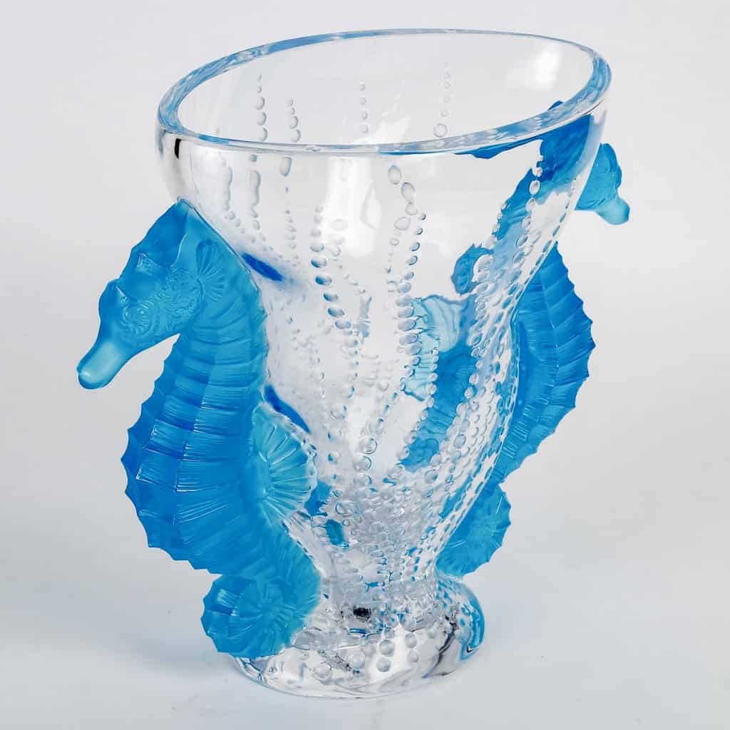 Vase « Poséidon » en cristal blanc et bleu électrique de LALIQUE FRANCE | Biron Vase "Poséidon" en cristal blanc et bleu électrique de LALIQUE FRANCE