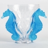 Vase « Poséidon » en cristal blanc et bleu électrique de LALIQUE FRANCE | Biron Vase "Poséidon" en cristal blanc et bleu électrique de LALIQUE FRANCE