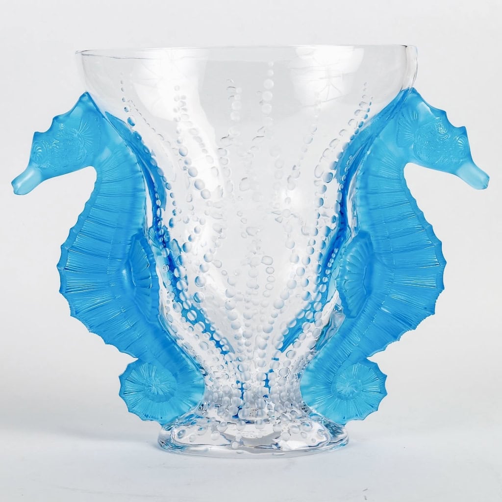 Vase « Poséidon » en cristal blanc et bleu électrique de LALIQUE FRANCE | Biron Vase "Poséidon" en cristal blanc et bleu électrique de LALIQUE FRANCE