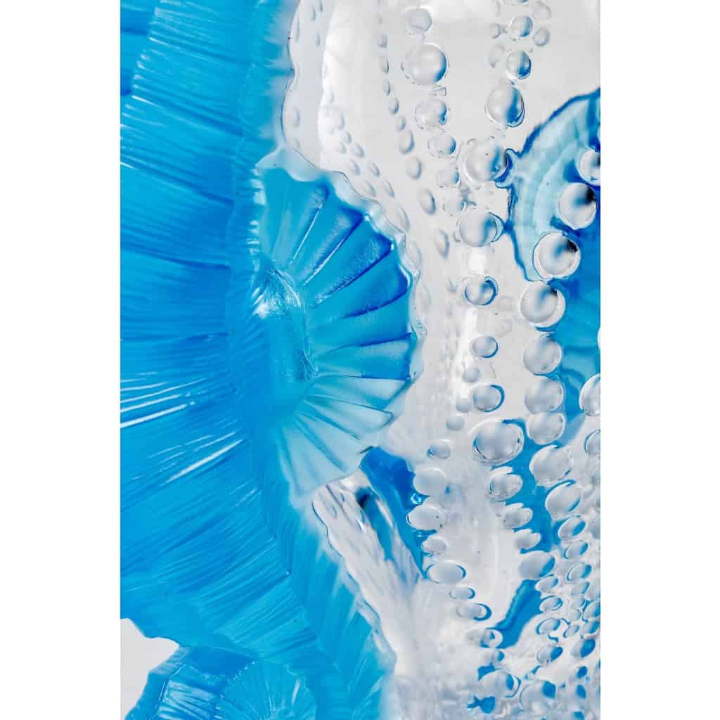 Vase « Poséidon » en cristal blanc et bleu électrique de LALIQUE FRANCE | Biron Vase "Poséidon" en cristal blanc et bleu électrique de LALIQUE FRANCE