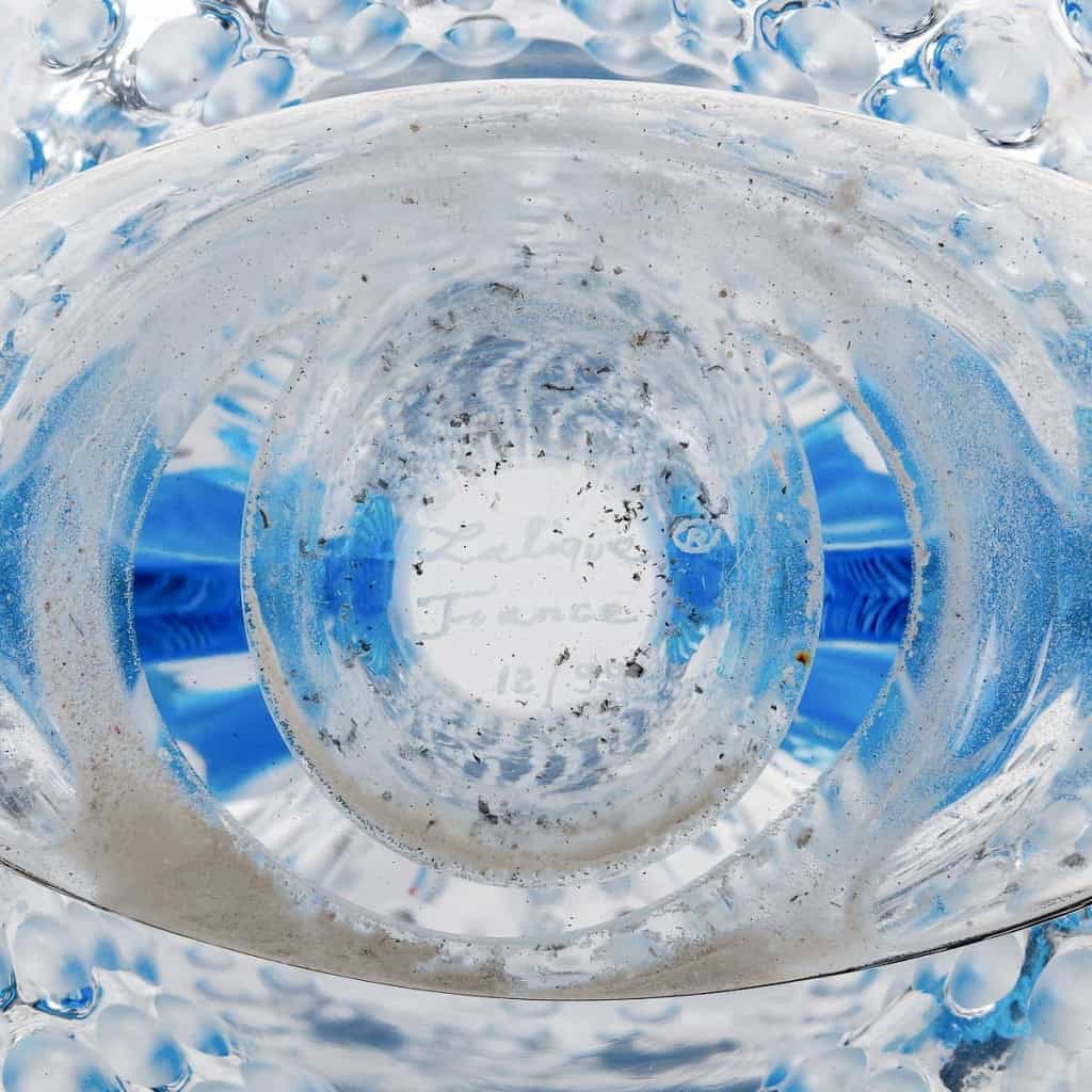 Vase « Poséidon » en cristal blanc et bleu électrique de LALIQUE FRANCE | Biron Vase "Poséidon" en cristal blanc et bleu électrique de LALIQUE FRANCE