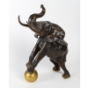 Éléphant de cirque sur sa boule, Hadrien David | Biron ||||||||