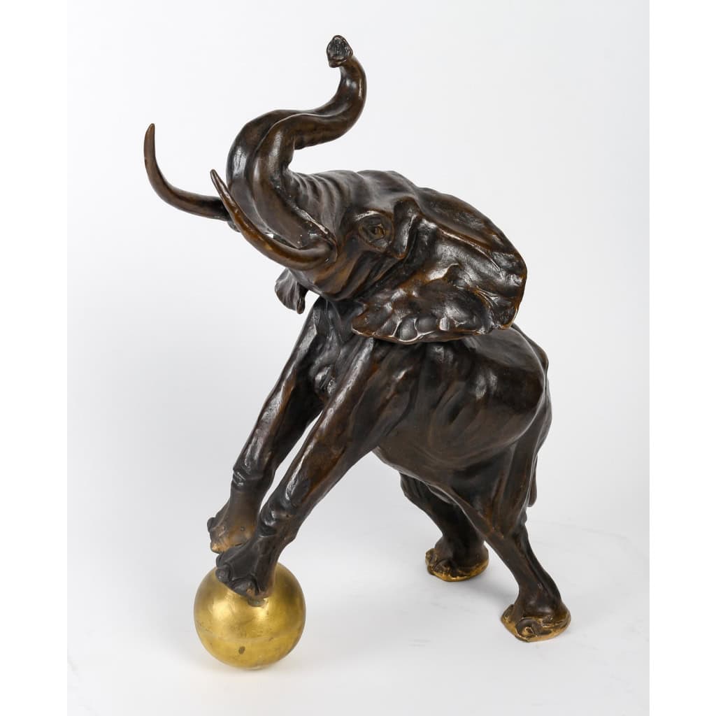 Éléphant de cirque sur sa boule, Hadrien David | Biron ||||||||