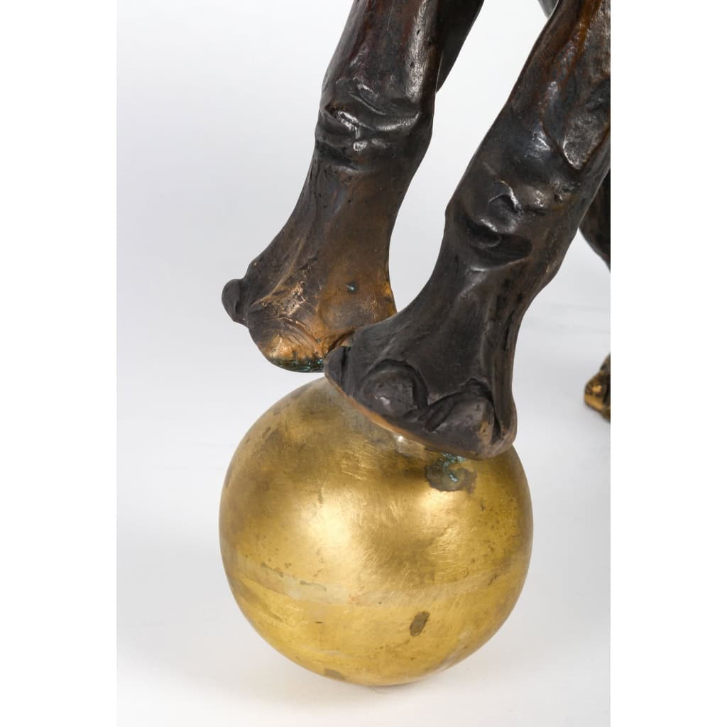 Éléphant de cirque sur sa boule, Hadrien David | Biron Éléphant de cirque sur sa boule, Hadrien David