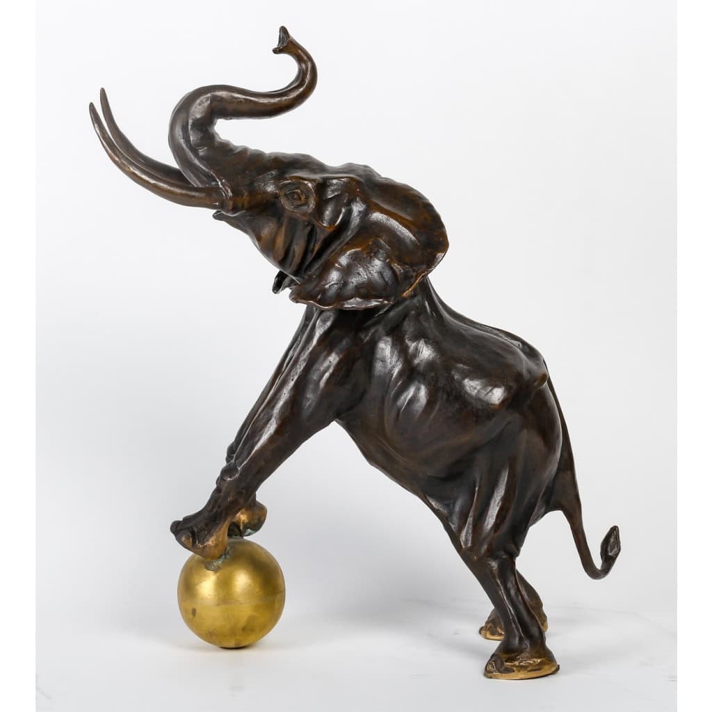 Éléphant de cirque sur sa boule, Hadrien David | Biron Éléphant de cirque sur sa boule, Hadrien David