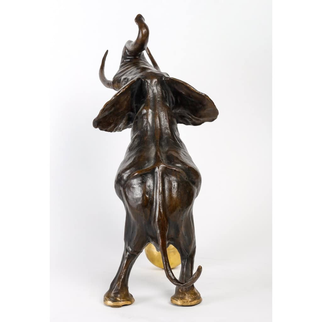 Éléphant de cirque sur sa boule, Hadrien David | Biron Éléphant de cirque sur sa boule, Hadrien David