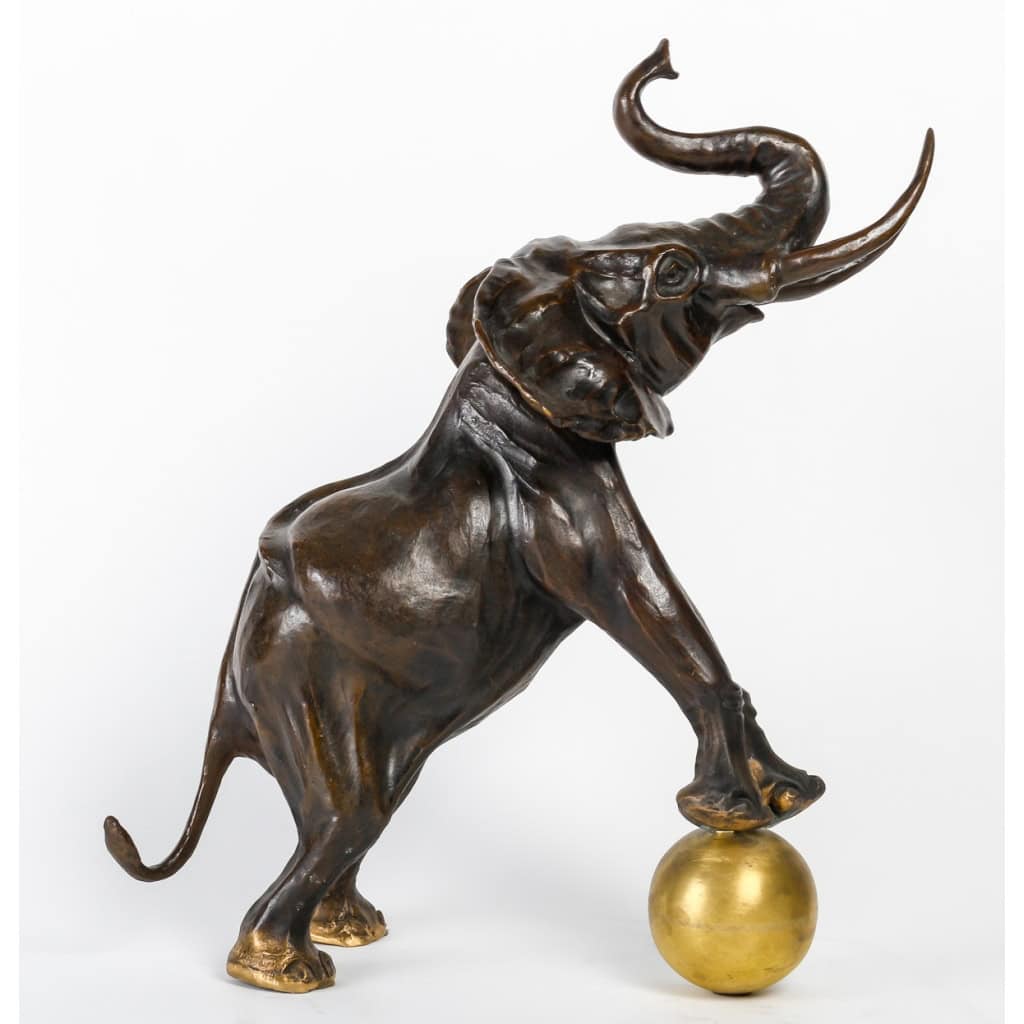 Éléphant de cirque sur sa boule, Hadrien David | Biron Éléphant de cirque sur sa boule, Hadrien David