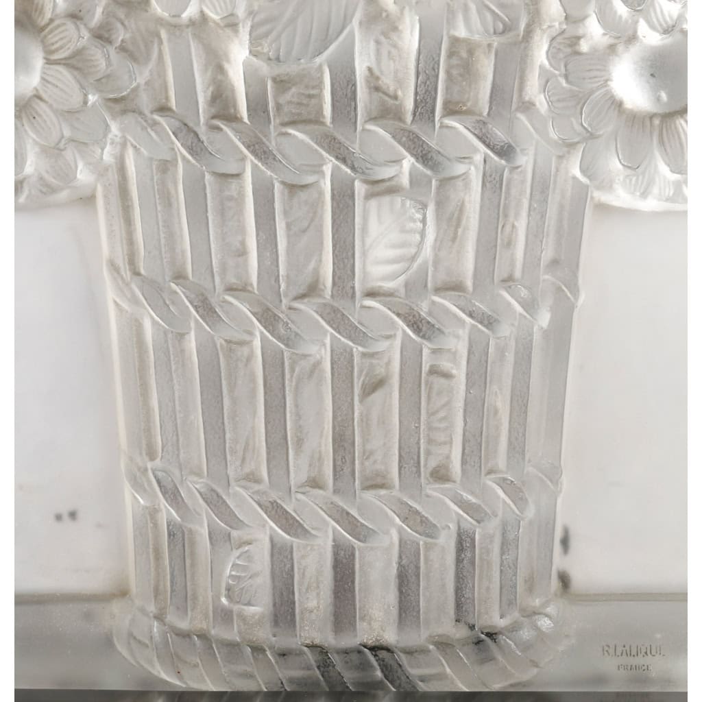 Fronton « Panier de Fleurs » verre blanc miroité de René LALIQUE | Biron Fronton "Panier de Fleurs" verre blanc miroité de René LALIQUE