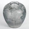 Vase « Alicante » verre blanc patiné bleu de René LALIQUE | Biron Vase "Alicante" verre blanc patiné bleu de René LALIQUE
