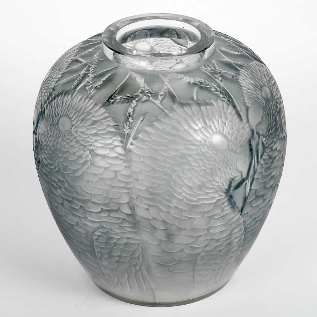 Vase « Alicante » verre blanc patiné bleu de René LALIQUE | Biron Vase "Alicante" verre blanc patiné bleu de René LALIQUE