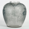 Vase « Alicante » verre blanc patiné bleu de René LALIQUE | Biron Vase "Alicante" verre blanc patiné bleu de René LALIQUE