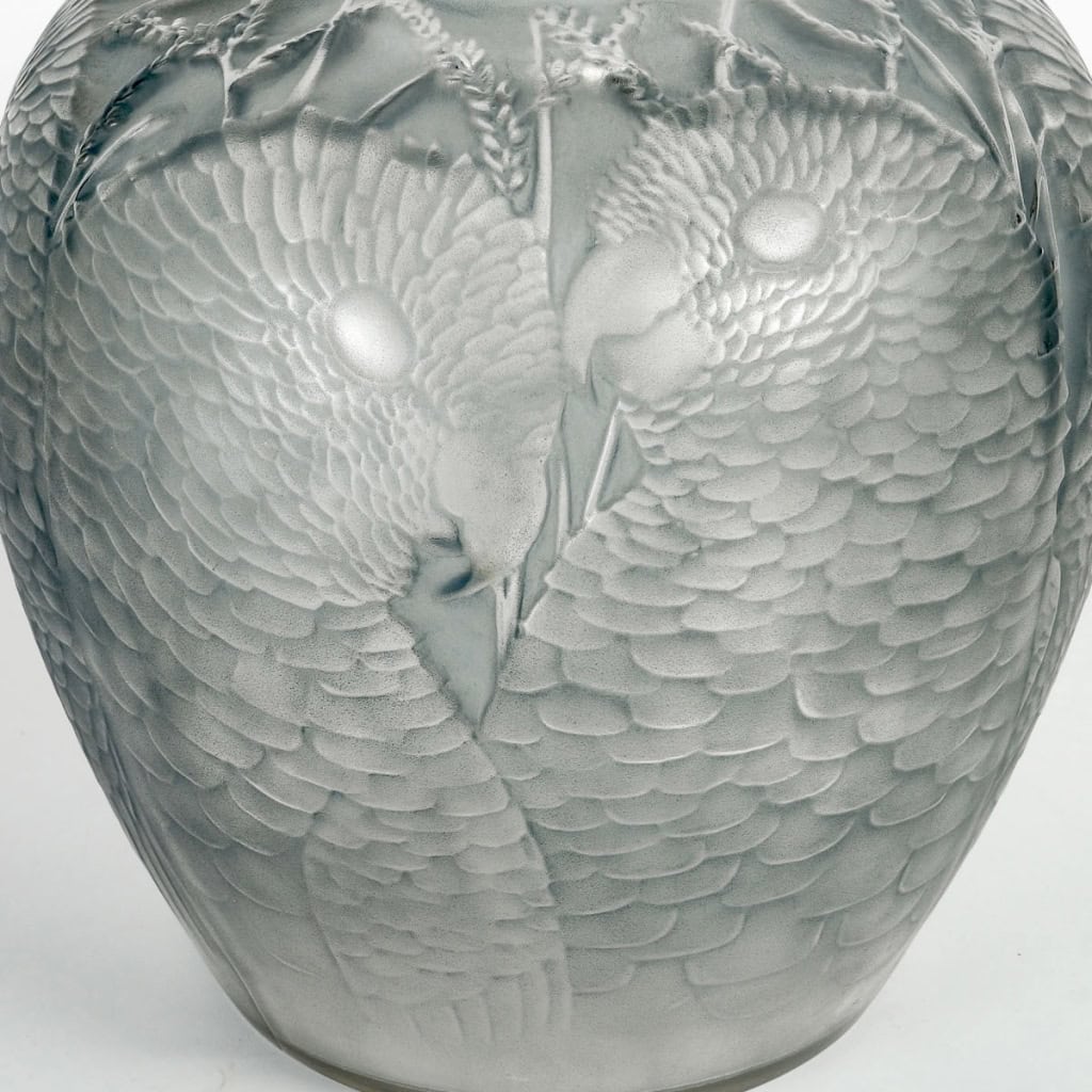 Vase « Alicante » verre blanc patiné bleu de René LALIQUE | Biron Vase "Alicante" verre blanc patiné bleu de René LALIQUE