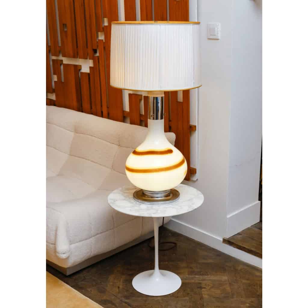 Lampe en verre blanc à décor d’une spirale marron et jaune, années 1970 | Biron Lampe en verre blanc à décor d'une spirale marron et jaune, années 1970