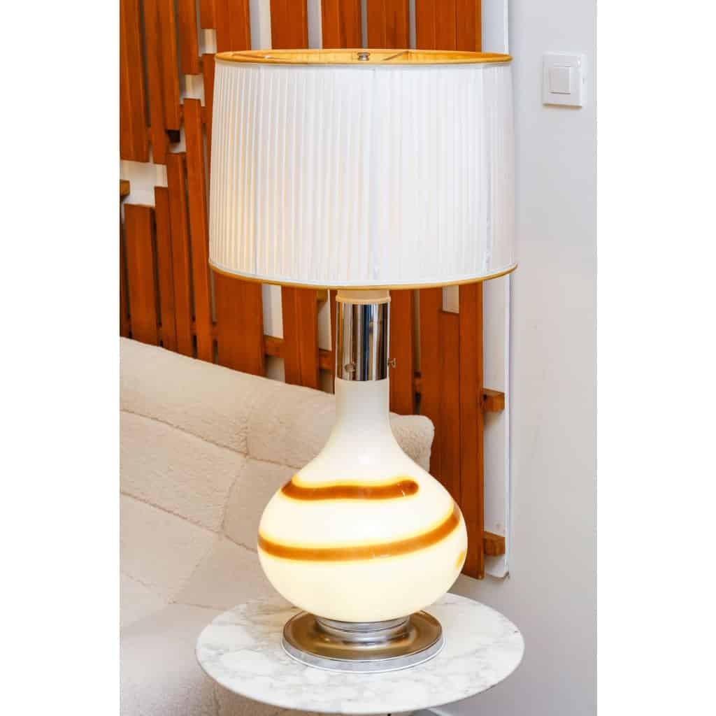 Lampe en verre blanc à décor d’une spirale marron et jaune, années 1970 | Biron Lampe en verre blanc à décor d'une spirale marron et jaune, années 1970