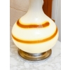 Lampe en verre blanc à décor d’une spirale marron et jaune, années 1970 | Biron Lampe en verre blanc à décor d'une spirale marron et jaune, années 1970