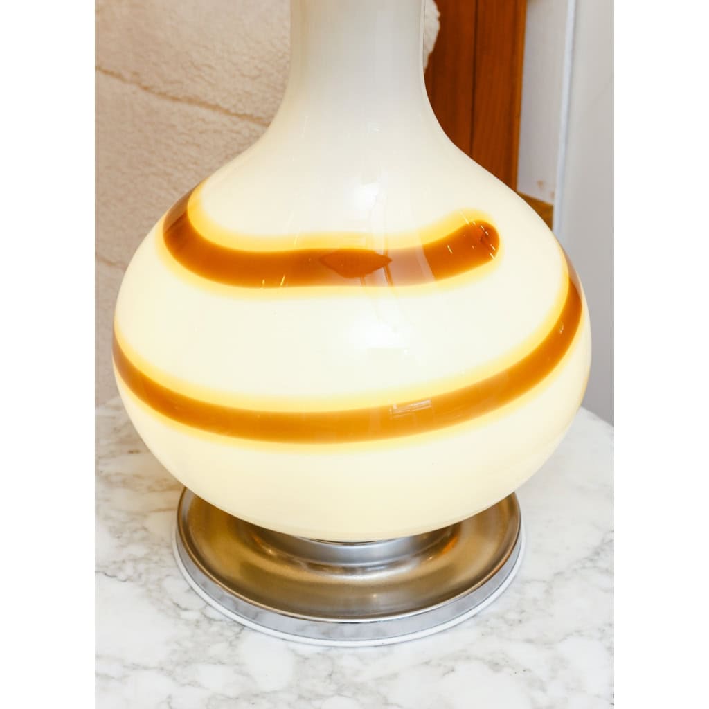 Lampe en verre blanc à décor d’une spirale marron et jaune, années 1970 | Biron Lampe en verre blanc à décor d'une spirale marron et jaune, années 1970