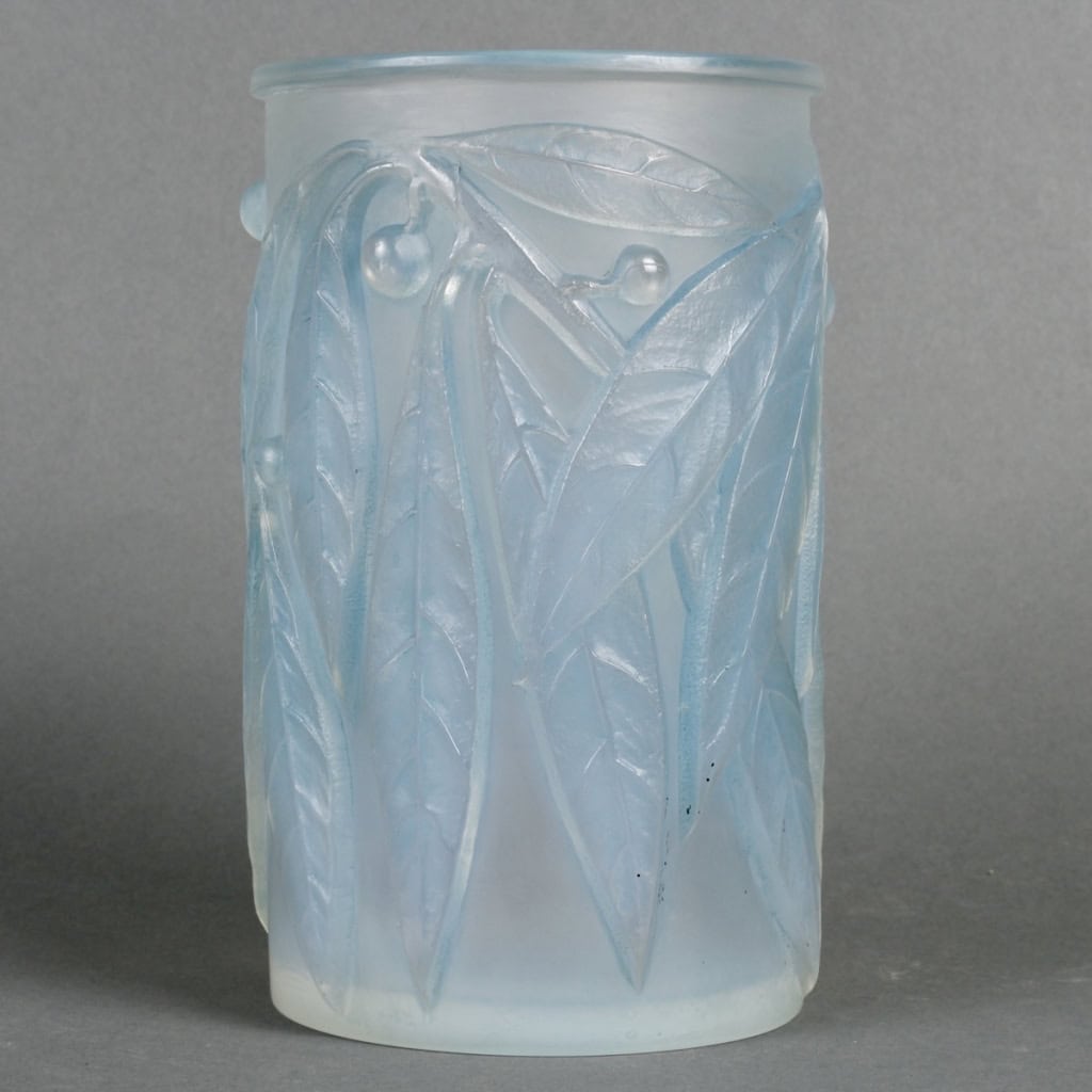 Vase « Laurier » verre opalescent patiné bleu de René LALIQUE | Biron |||||