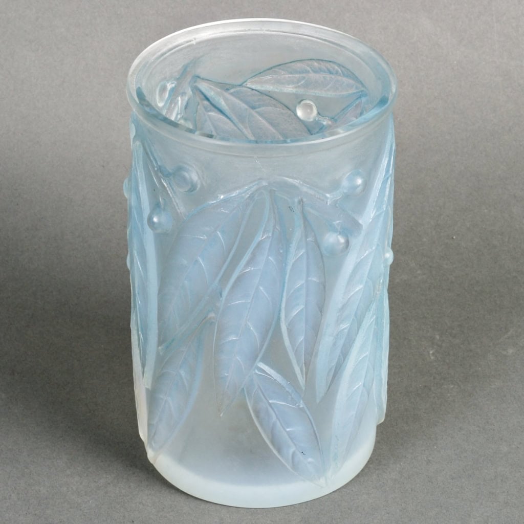 Vase « Laurier » verre opalescent patiné bleu de René LALIQUE | Biron Vase "Laurier" verre opalescent patiné bleu de René LALIQUE