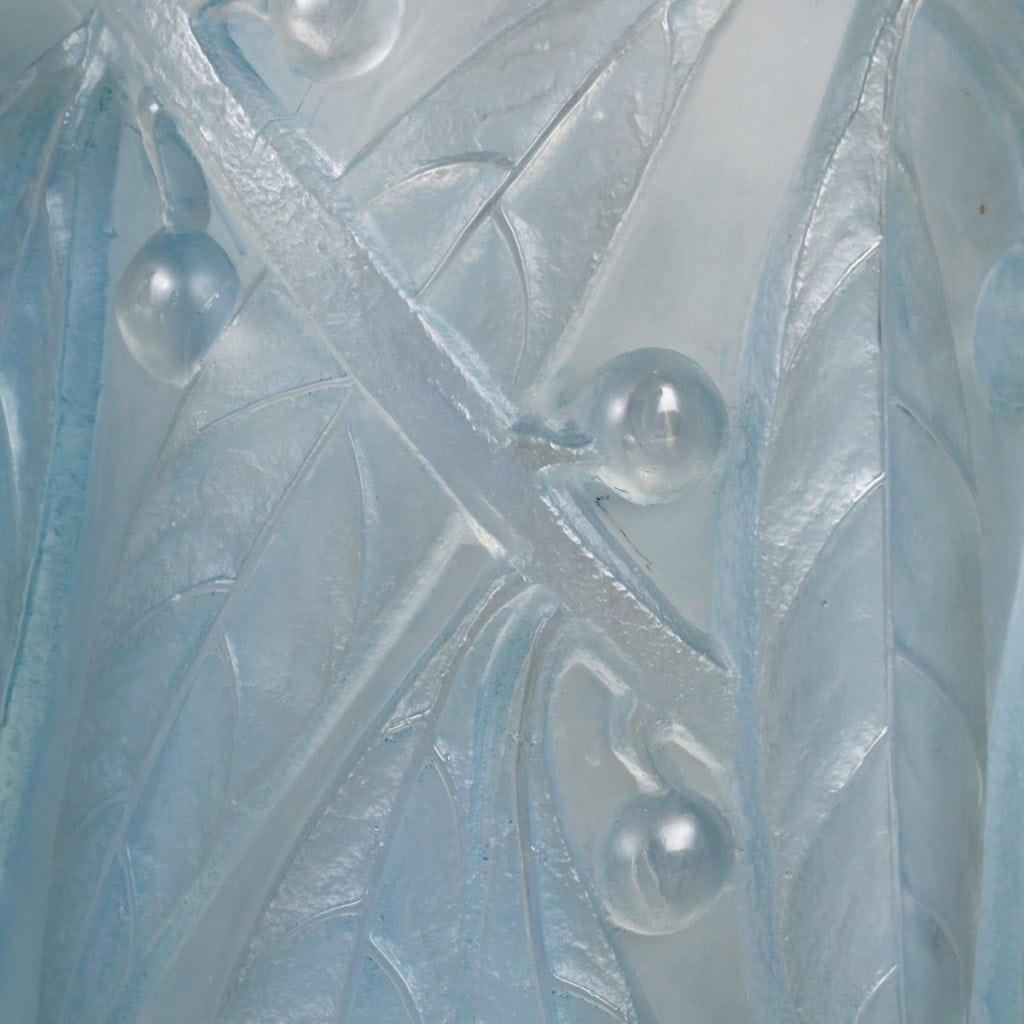 Vase « Laurier » verre opalescent patiné bleu de René LALIQUE | Biron Vase "Laurier" verre opalescent patiné bleu de René LALIQUE
