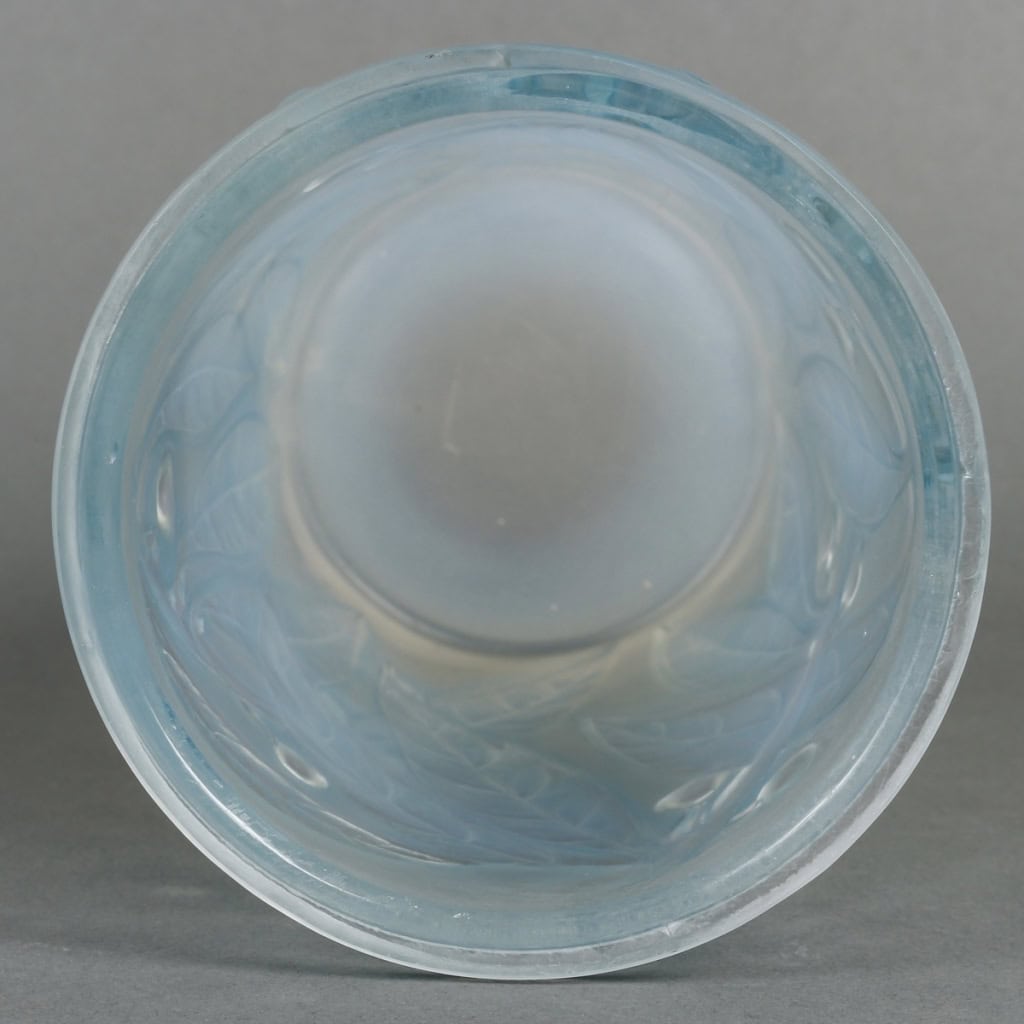 Vase « Laurier » verre opalescent patiné bleu de René LALIQUE | Biron Vase "Laurier" verre opalescent patiné bleu de René LALIQUE
