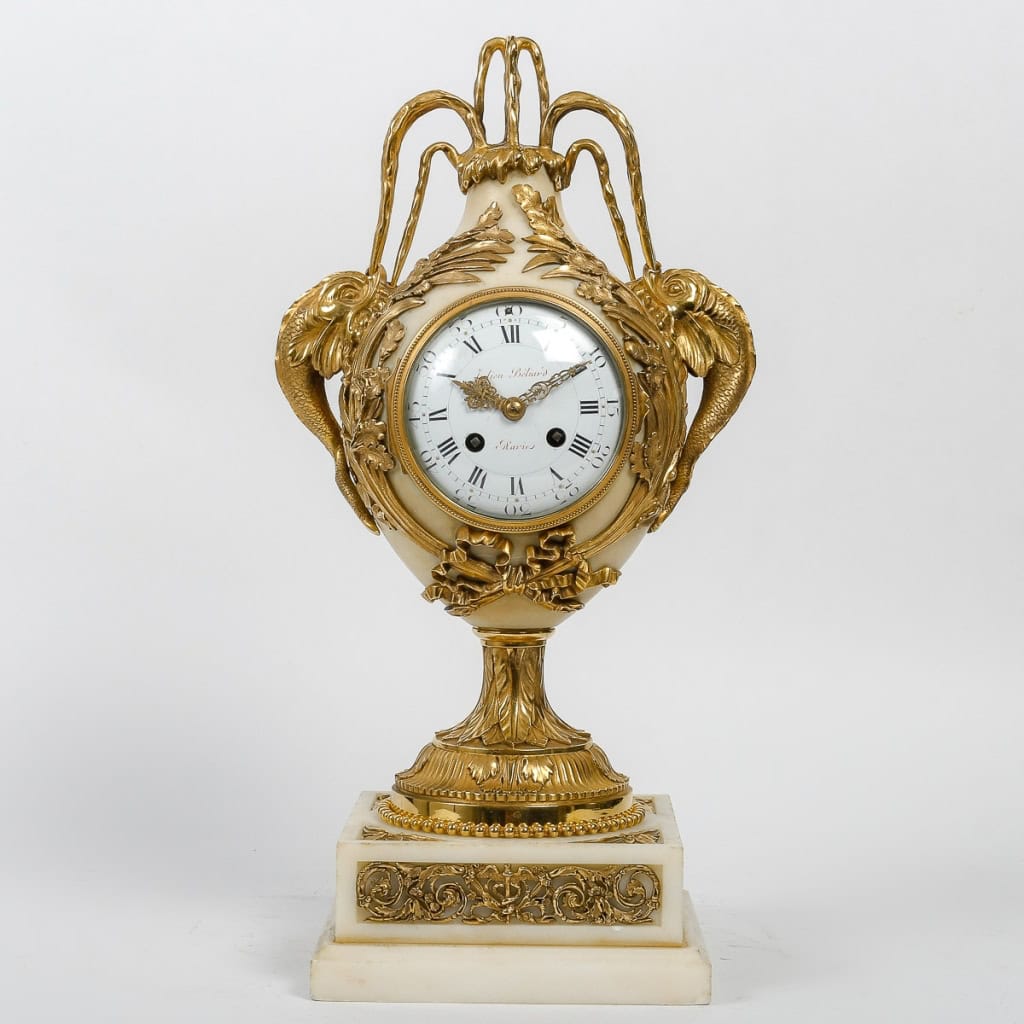 Pendule en marbre et bronze aux dauphins signée Julien Beliard, Paris, fin de l’époque Louis XVI | Biron |||||||||
