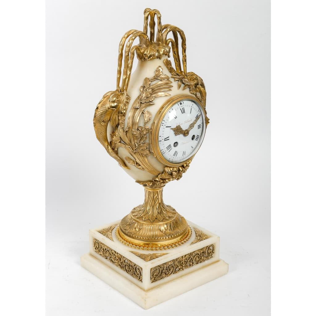 Pendule en marbre et bronze aux dauphins signée Julien Beliard, Paris, fin de l’époque Louis XVI | Biron Pendule en marbre et bronze aux dauphins signée Julien Beliard, Paris, fin de l'époque Louis XVI